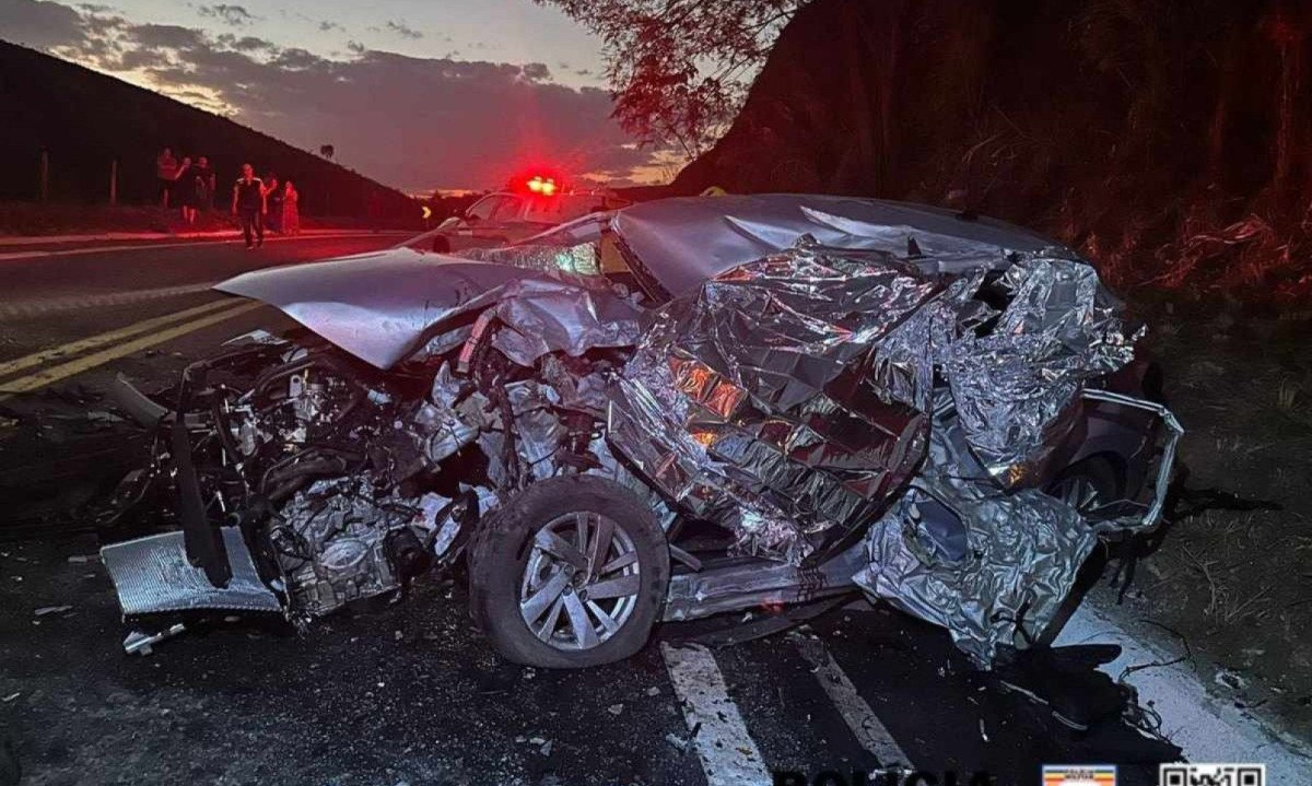 Vítima estava na direção do carro, que ficou destruído em batida frontal com carreta -  (crédito: PMRv/Divulgação)