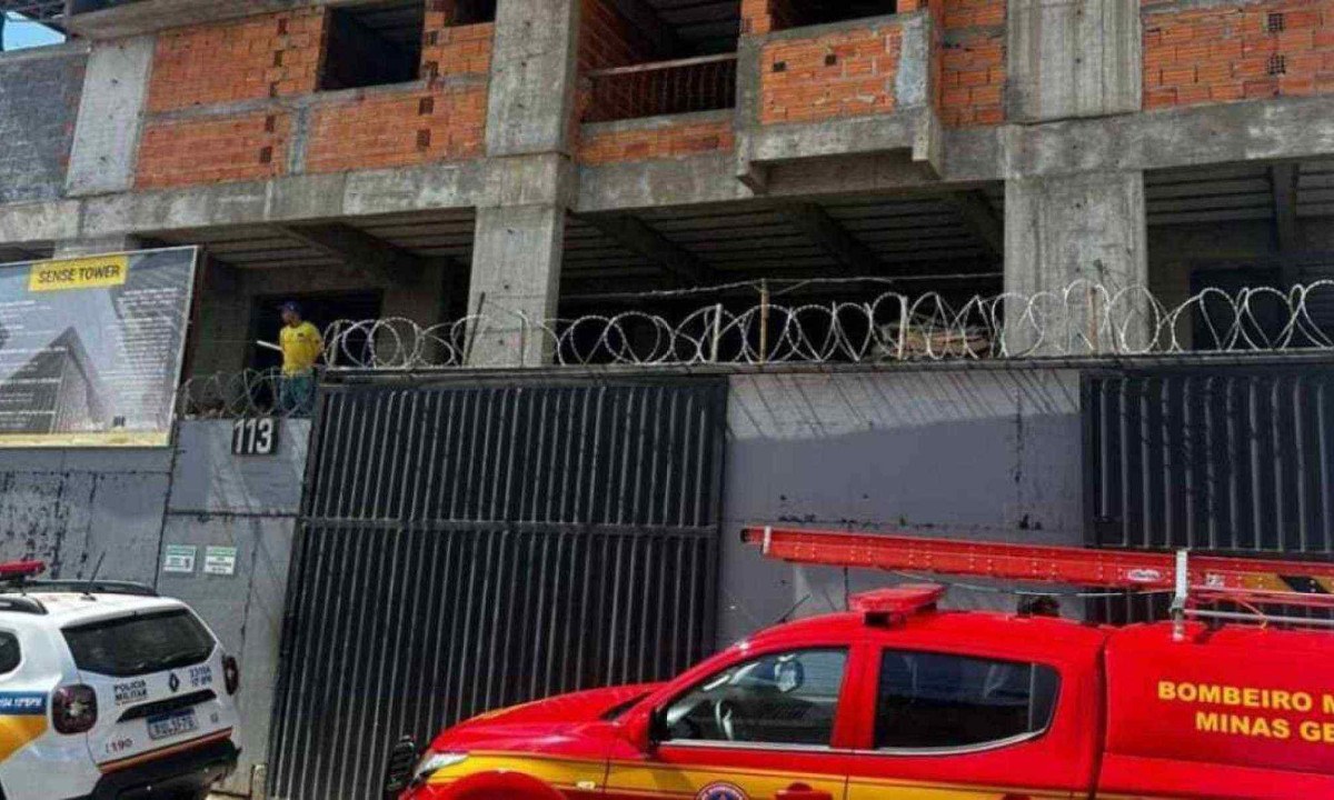 Segundo o Corpo de Bombeiros, a vítima ficou com as pernas soterradas e presa pelo braço em uma viga de concreto -  (crédito: Corpo de Bombeiros)