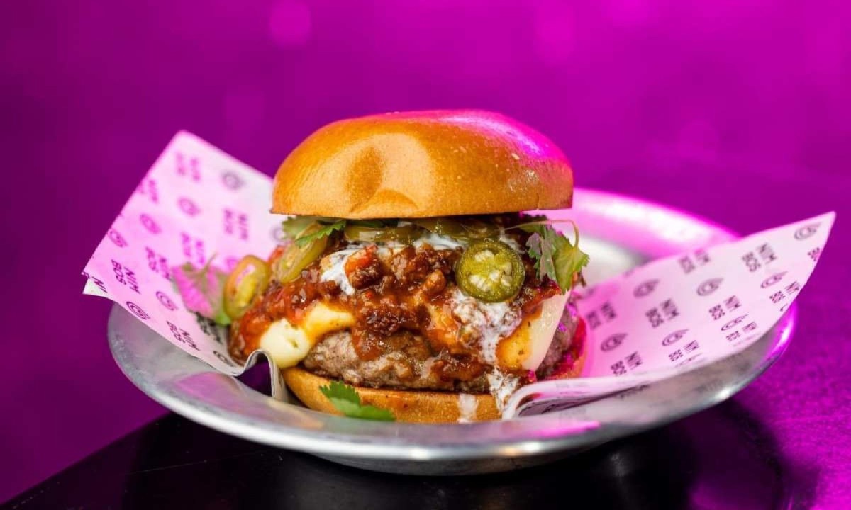 O México entra na disputa com o hambúrguer que tem chilli, sour cream, picles de pimenta jalapeño e queijo -  (crédito: Nimbos Bar/Divulgação)