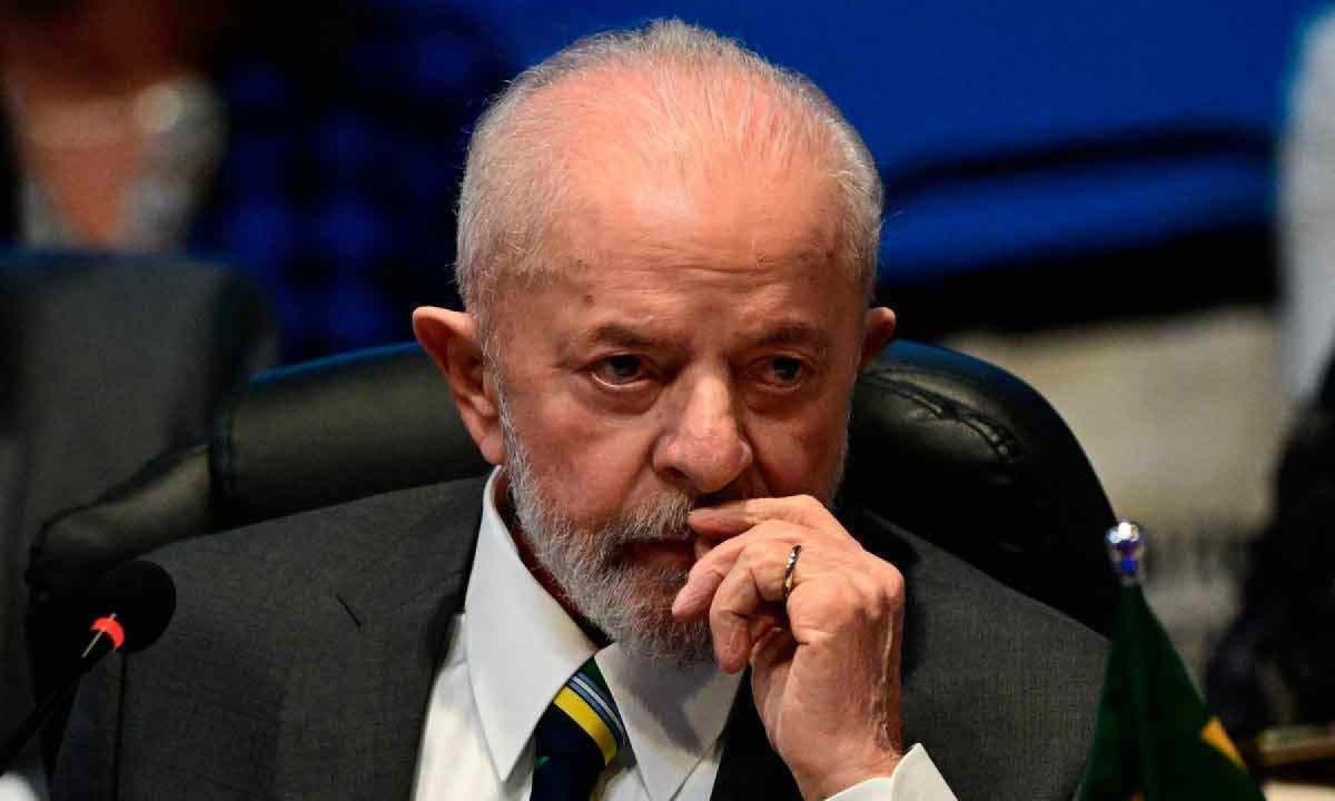 Lula recebeu um relógio de ouro como presente em 2005 -  (crédito: Pablo PORCIUNCULA / AFP)