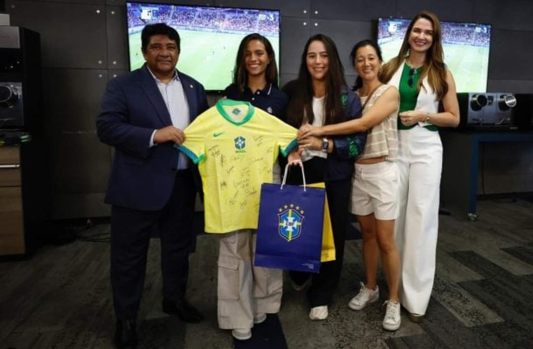 Seleção Brasileira feminina recebe visita de Rayssa Leal, bronze em Paris