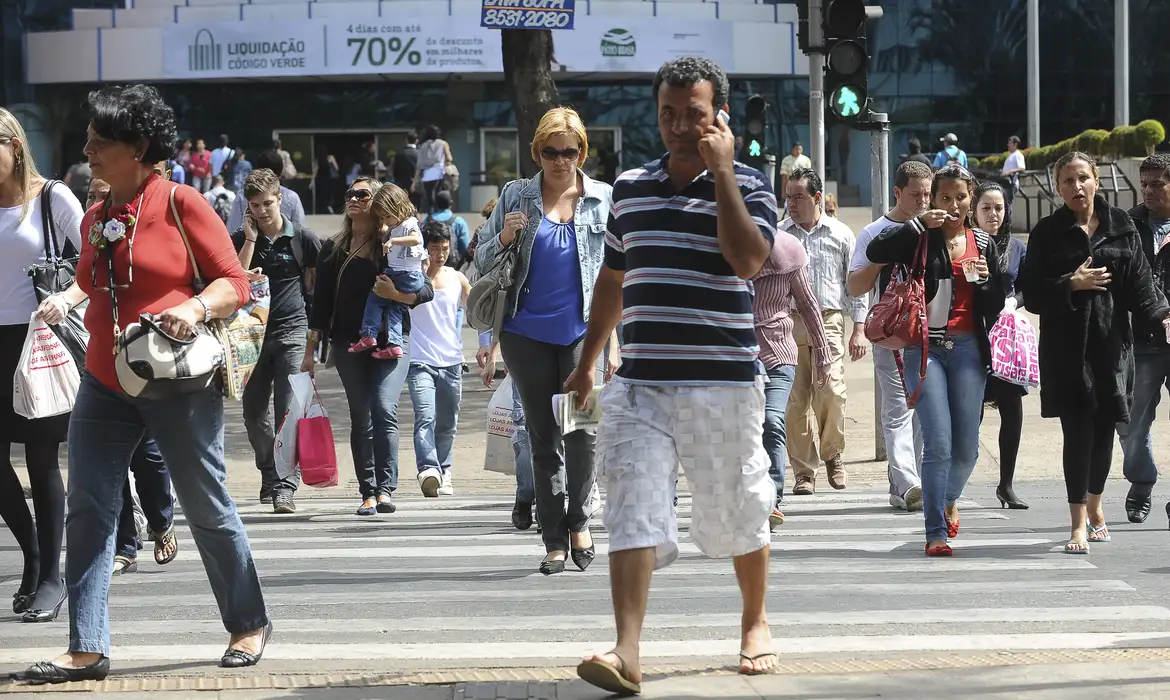 Desemprego cai para 6,9%, menor índice do trimestre desde 2014 -  (crédito: EBC)