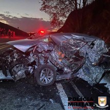 MG: carro fica destruído e homem morre em batida frontal - PMRv/Divulgação