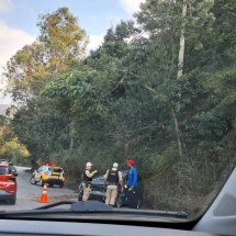 Carro capota e complica trânsito na MG-030 em Nova Lima - Rebeca Nicholls/EM/D.A.Press