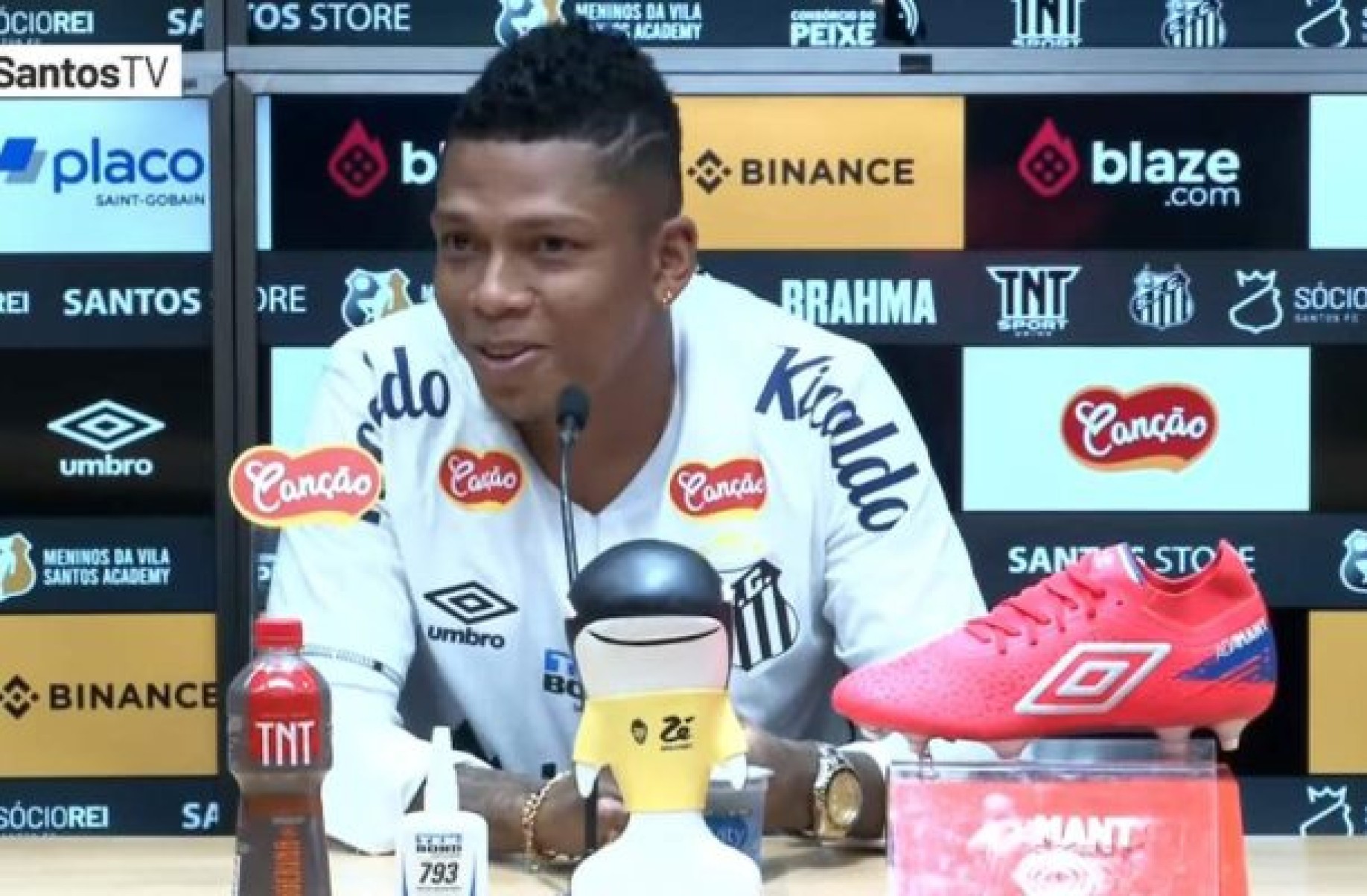 Billy Arce realiza sonho em jogar no Santos e explica estilo de jogo