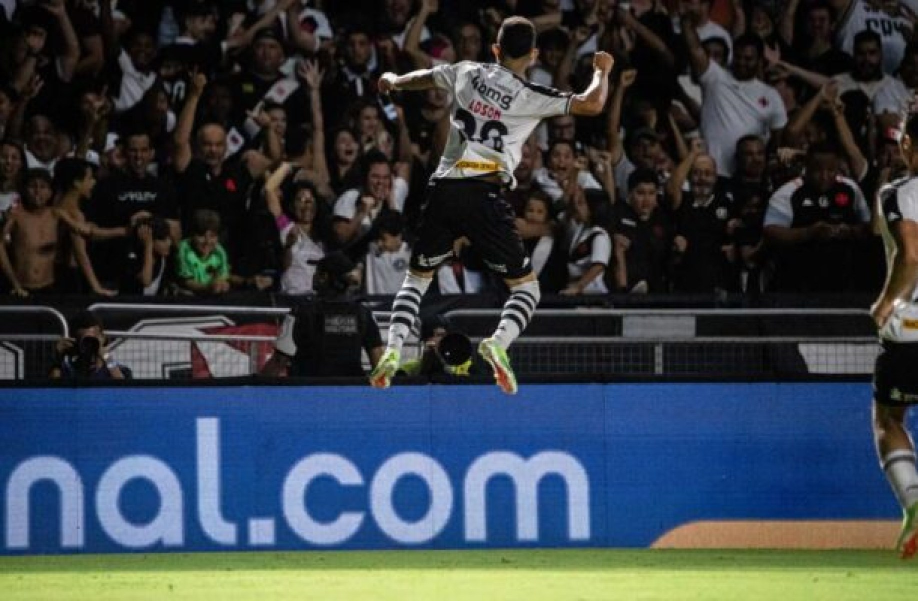 Adson comenta jogo da Copa do Brasil e revela ídolo no Vasco