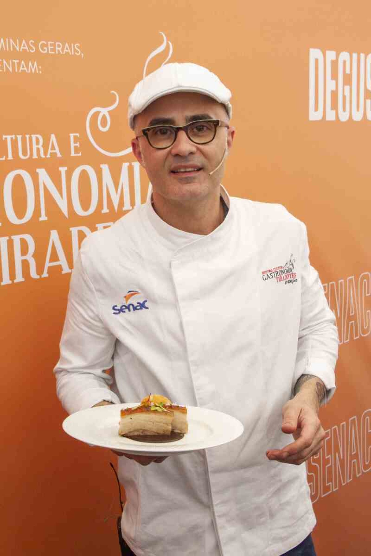 O chef Marcus Monteiro apresenta um Surubim cozido na manteiga de garrafa