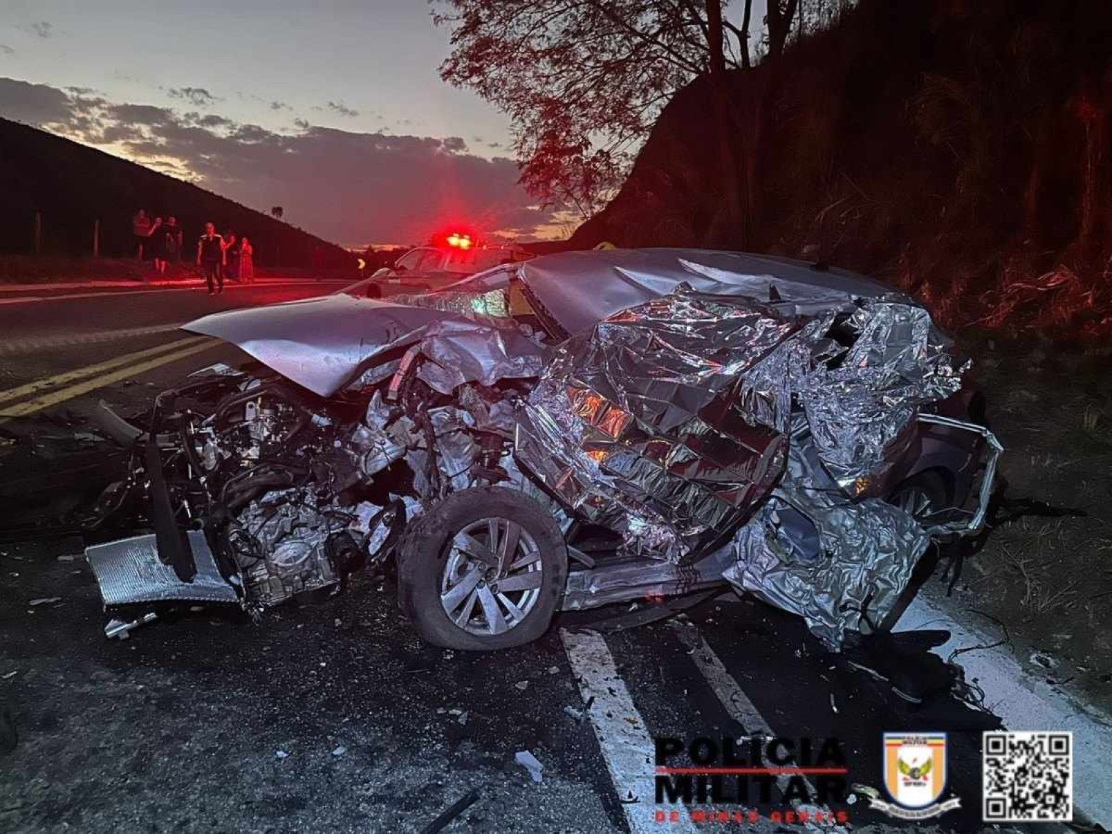 MG: carro fica destruído e homem morre em batida frontal