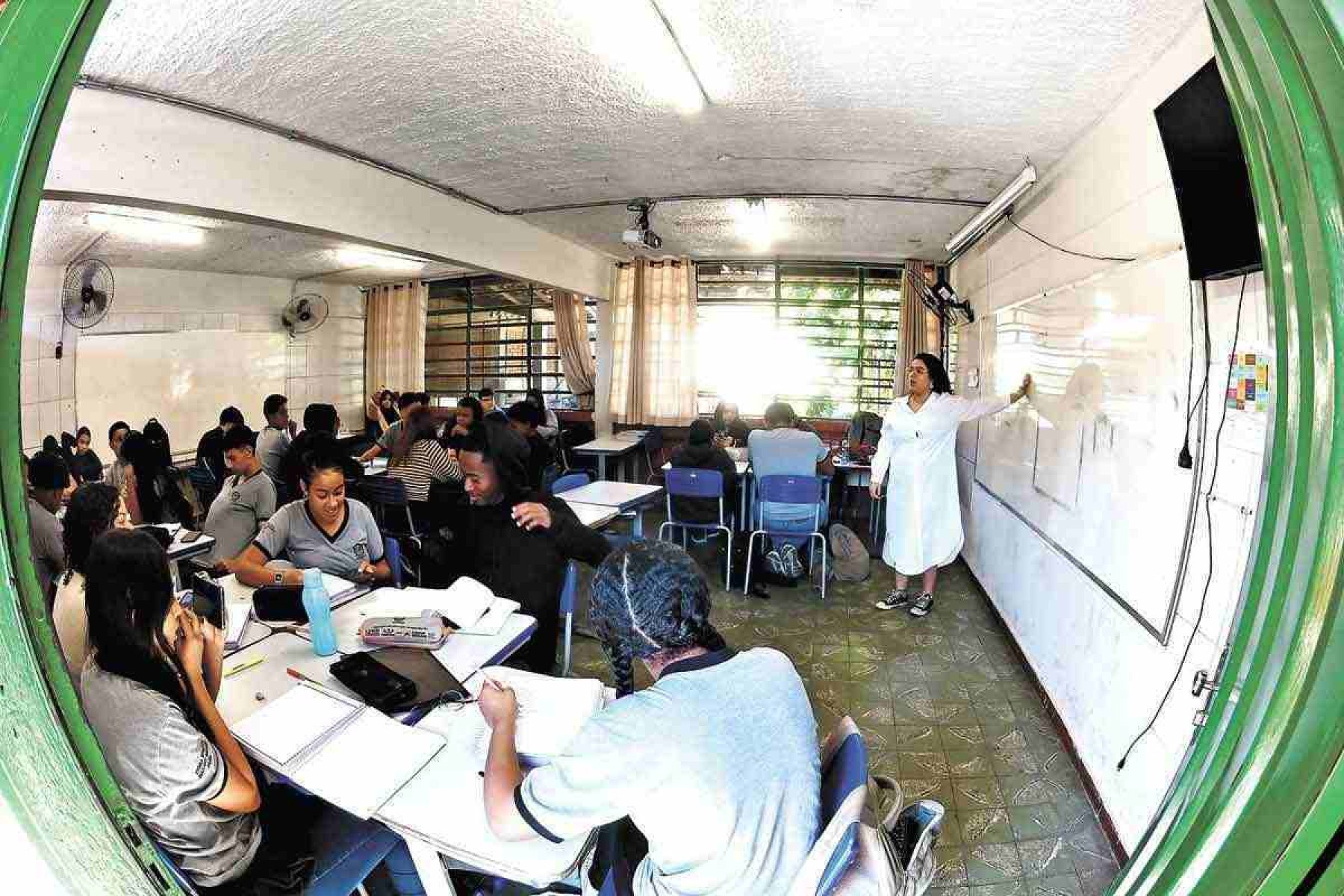 Governo de  Minas vai  terceirizar  mais escolas