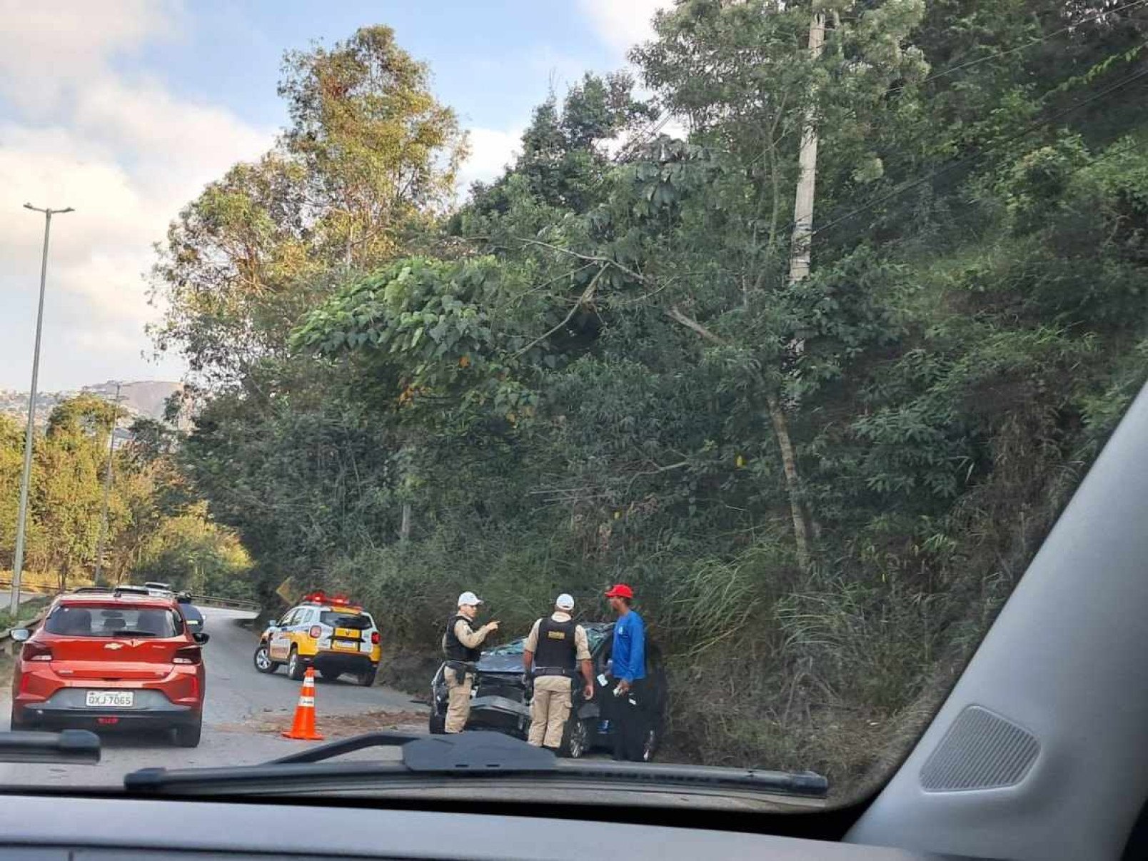 Carro capota e complica trânsito na MG-030 em Nova Lima