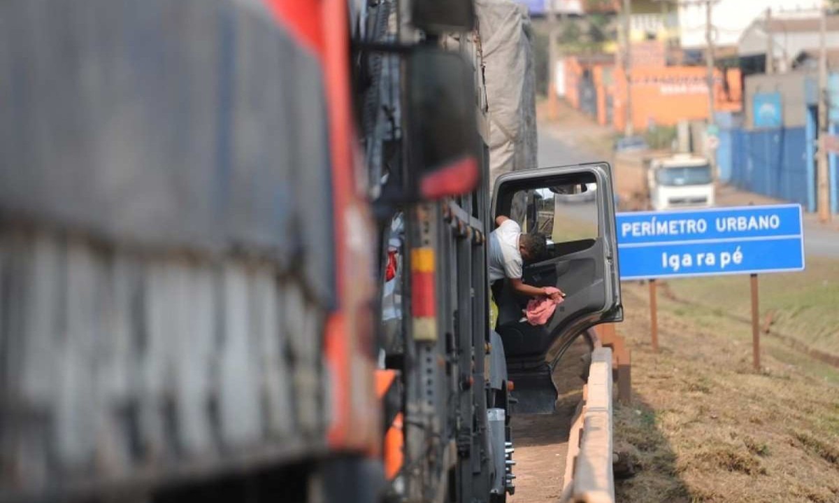 Um dos veículos envolvido em engavetamento estava carregado com minério e espalhou a carga na BR-381, em Igarapé -  (crédito: Leandro Couri/EM/D.A Press - 09/09/2021)