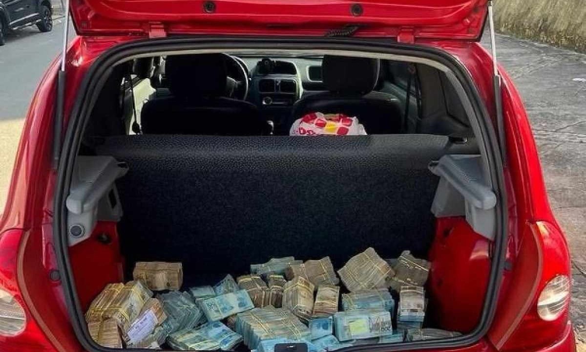 Quantia de mais de R$ 1 milhão é encontrada dentro de porta-malas em São Luís  -  (crédito: Divulgação/Polícia Militar)