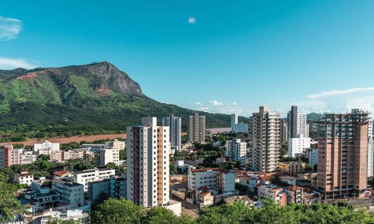 Bandidos invadem casa, arrancam homem da cama e o matam na frente da filha -  (crédito: Rede de Noticias)