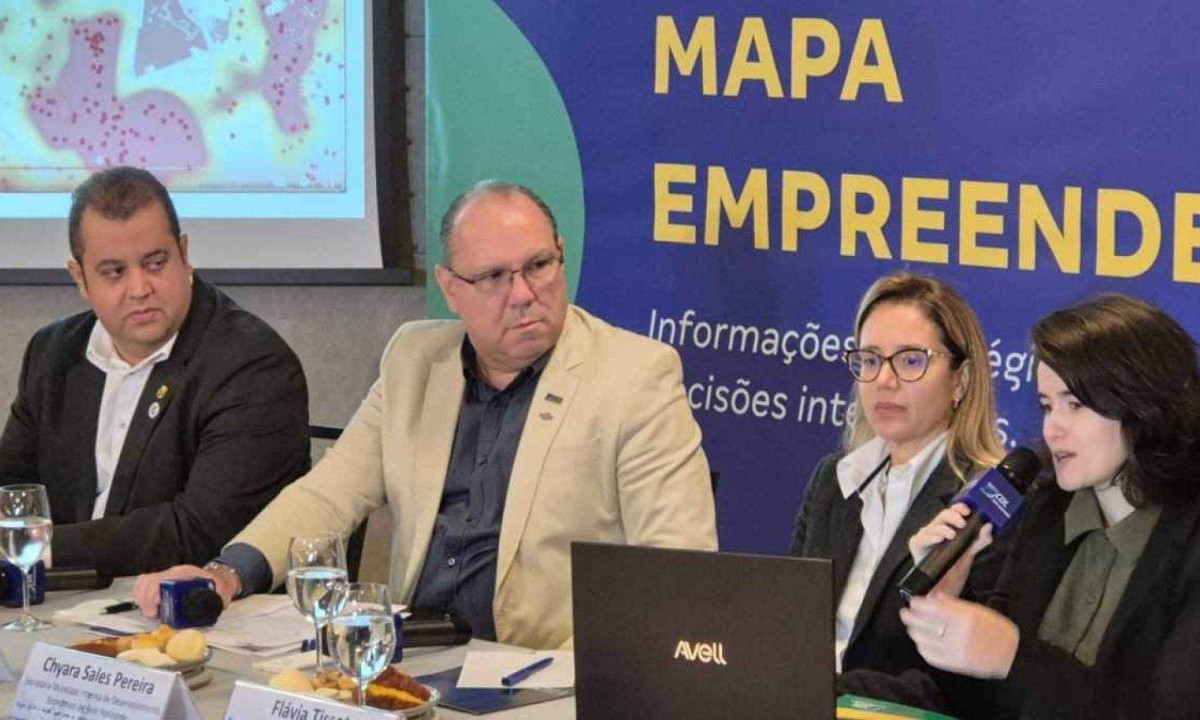 Ferramenta "Mapa Empreende BH" viabiliza negócios junto com CDL e PBH. Na mesa, Jean Mattos Duarte - diretor-presidente da Empresa de Informática e Informação do Município de Belo Horizonte (Prodabel), Marcelo de Souza e Silva – presidente da CDL/BH, Chyara Sales Pereira - secretária Municipal Adjunta de Desenvolvimento Econômico de Belo Horizonte, e Flávia Tissot - COO da Plataforma PLACE -  (crédito: Jair Amaral/EM/D.A Press)