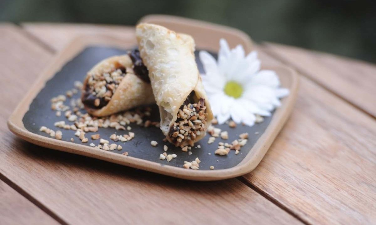 O bufê Célia Soutto Mayor serve no seu espaço, o Café Mayor, docinhos de festas, incluindo o canoli de chocolate com castanha