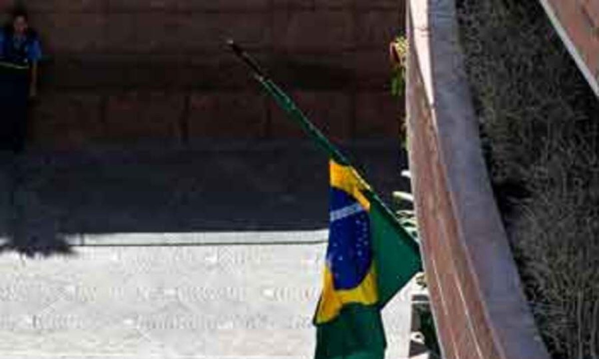 Bandeira do Brasil foi hasteada na embaixada da Argentina na Venezuela -  (crédito: JUAN BARRETO/AFP)