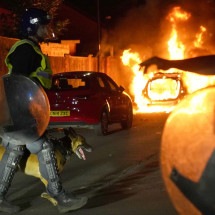 A onda de violência em protestos na Inglaterra após morte de crianças em ataque a faca - Reuters