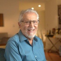 Carlos Alberto de Nóbrega se emociona ao ouvir voz do pai recriada por IA