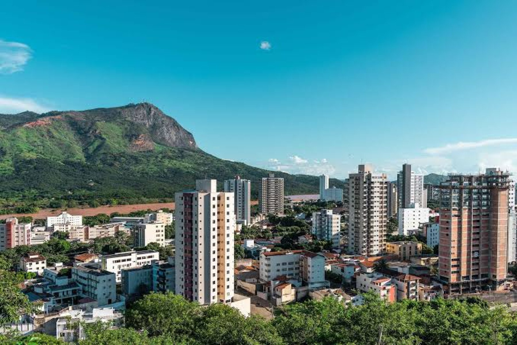 Bandidos invadem casa, arrancam homem da cama e o matam na frente da filha