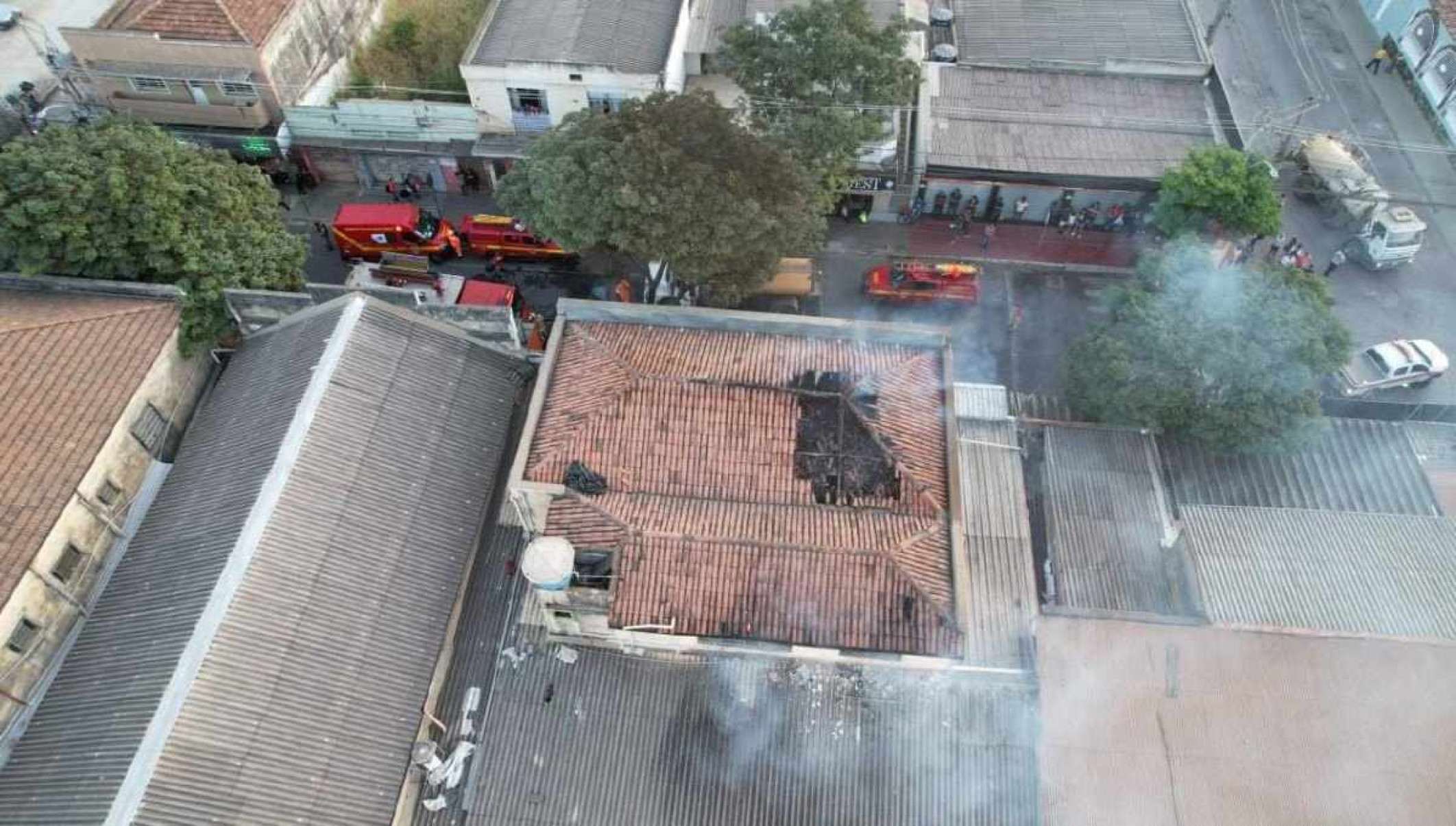 Incêndio em pensão na Grande BH mata uma pessoa