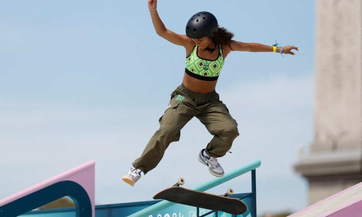 Rayssa Leal, 16 anos, participando da sua segunda olimpíada e levando mais uma medalha para casa. Já pensaram que, se ela tivesse recebido uma educação sexista, nunca teria ganhado um skate, pois diriam que é coisa de menino? -  (crédito: Odd ANDERSEN / AFP)