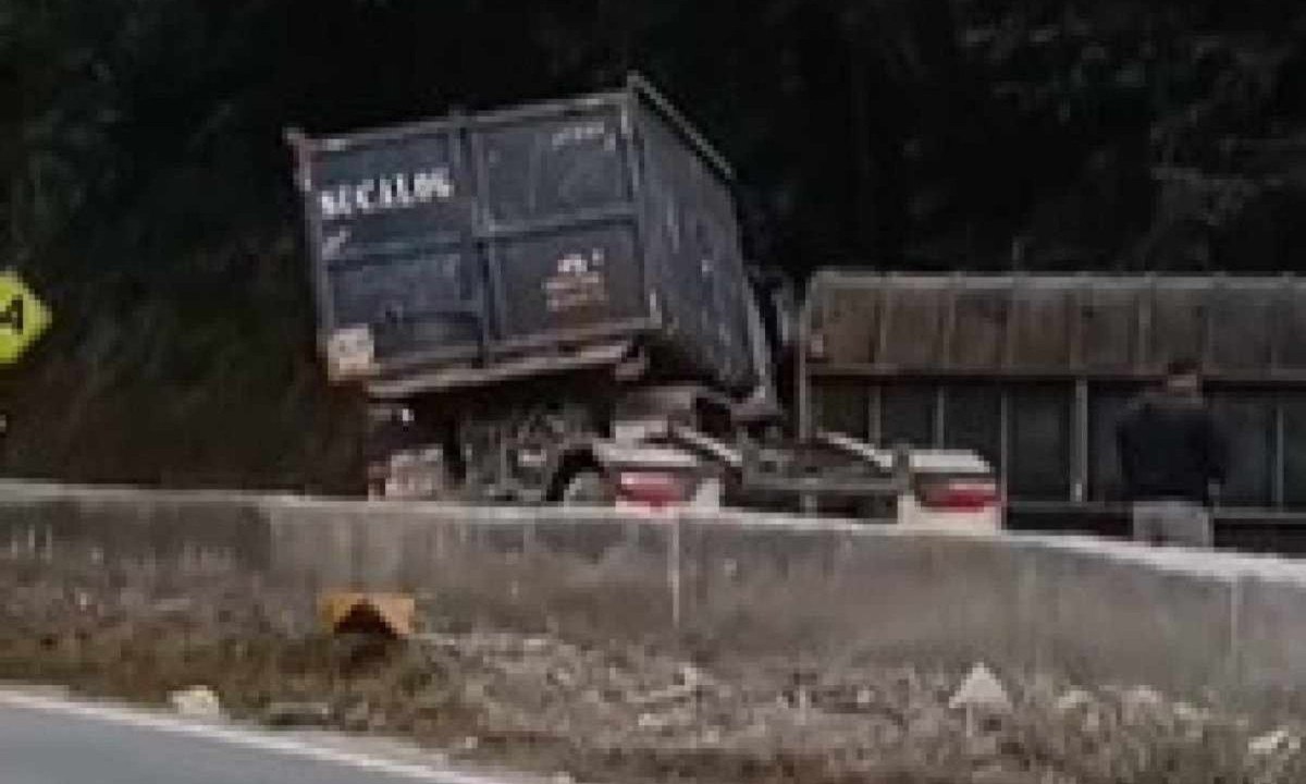 Caminhão bateu contra a barreira de concreto da pista da BR-381, no sentido São Paulo -  (crédito: Redes Sociais)