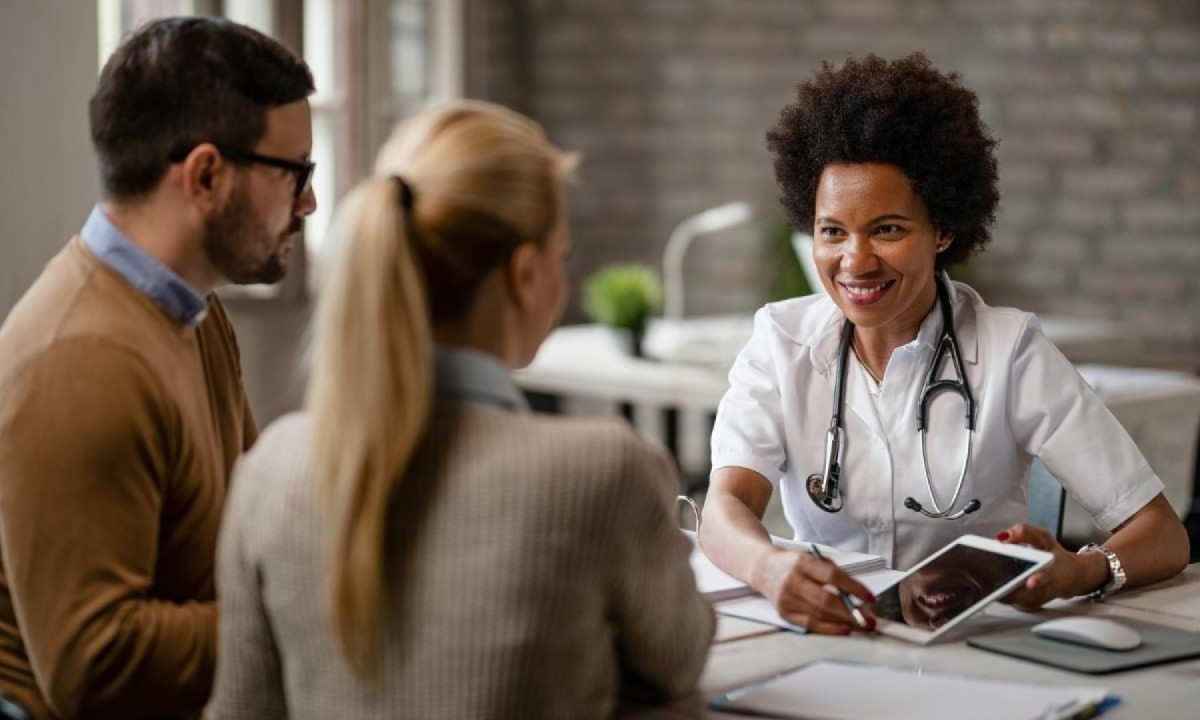 Médica conversa com casal; imagem meramente ilustrativa -  (crédito: Freepik)