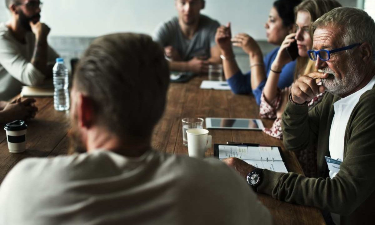 Pessoas reunidas ao redor de mesa de trabalho; clima pode ficar tenso quando é preciso ter atitudes fortes
     -  (crédito: Freepik)