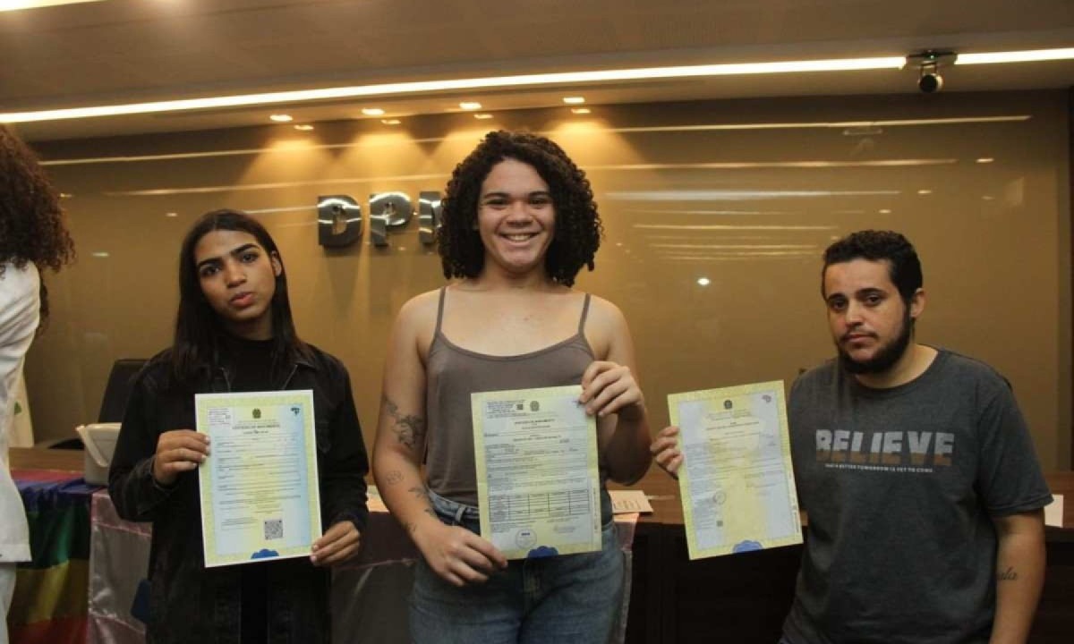 Da esquerda para a direita, Laura Lima Silva, Alícia Santos Souza e Harvey Rafael Dardanya Gonçalves, que receberam suas certidões retificadas em evento de encerramento do mutirão do DPMG -  (crédito: Jair Amaral/EM/D.A. Press)