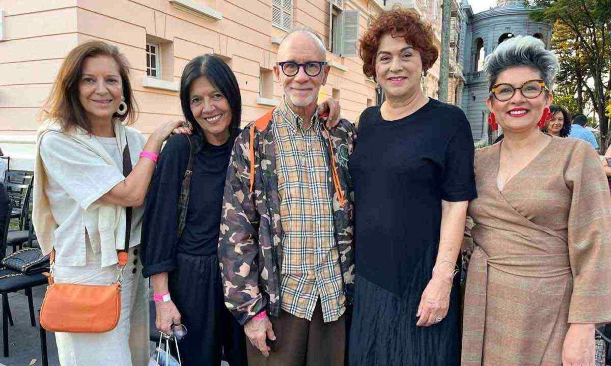 No desfile da A.Criem: Margareth Marinho, Sônia Lessa, Renato Loureiro, Liana Fernandes e Gissa Bicalho -  (crédito: fotos: isabela teixeira da costa/em/d.a press)