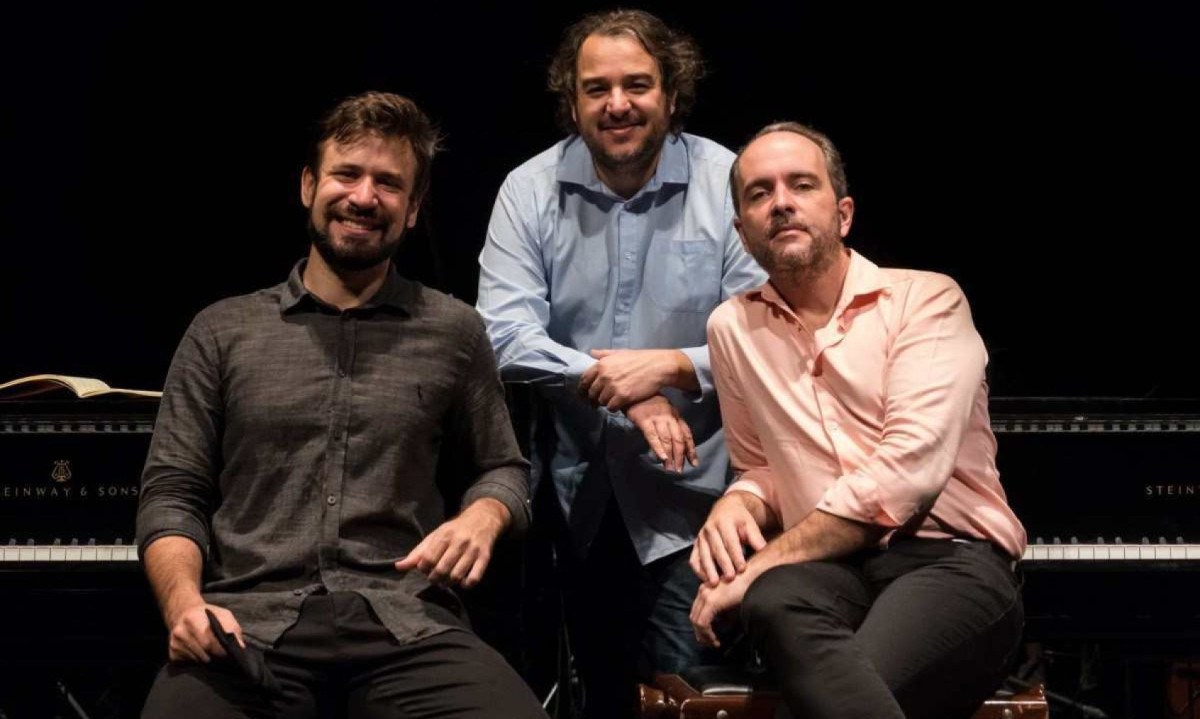 Cristian Budu, Rodrigo Toffolo e Gustavo Carvalho comemoram o lançamento ao vivo do disco 