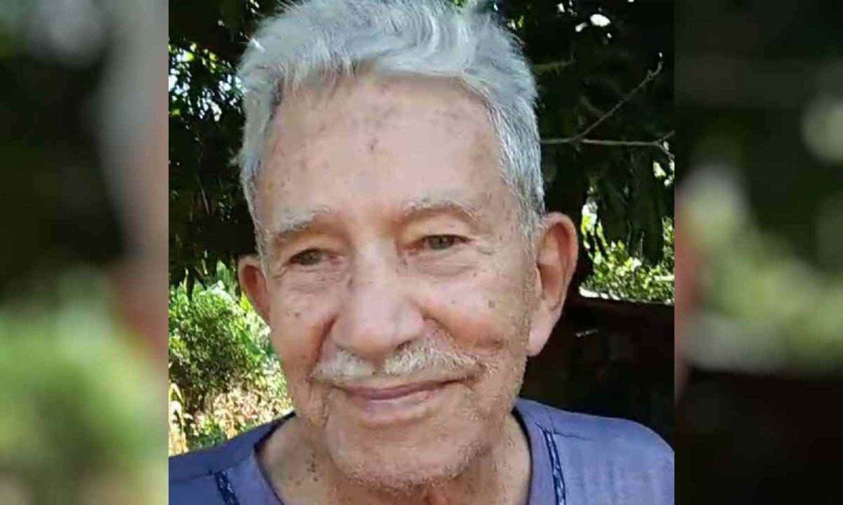 Honor Vieira, de 95 anos, sorri em foto em local arborizado 