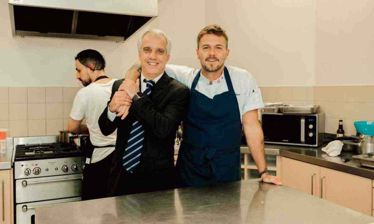 Rodrigo Ferraz e Henrique Gilberto demonstram a riqueza da cozinha mineira, no Minas Bar, em Paris -  (crédito: Camila Andréa/Divulgação)