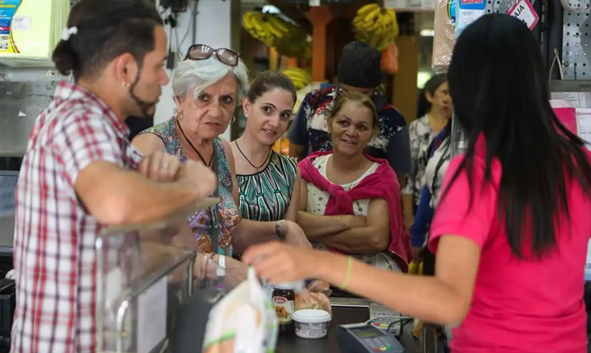 CNC: mulheres se preocupam mais com consumo sustentável do que homens -  (crédito: EBC)