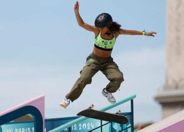 Rayssa Leal, 16 anos, participando da sua segunda olimpíada e levando mais uma medalha para casa. Já pensaram que, se ela tivesse recebido uma educação sexista, nunca teria ganhado um skate, pois diriam que é coisa de menino? -  (crédito: Odd ANDERSEN / AFP)