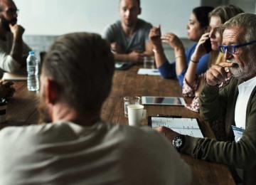 Pessoas reunidas ao redor de mesa de trabalho; clima pode ficar tenso quando é preciso ter atitudes fortes
     -  (crédito: Freepik)