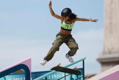 Rayssa Leal, 16 anos, participando da sua segunda olimpíada e levando mais uma medalha para casa. Já pensaram que, se ela tivesse recebido uma educação sexista, nunca teria ganhado um skate, pois diriam que é coisa de menino? -  (crédito: Odd ANDERSEN / AFP)