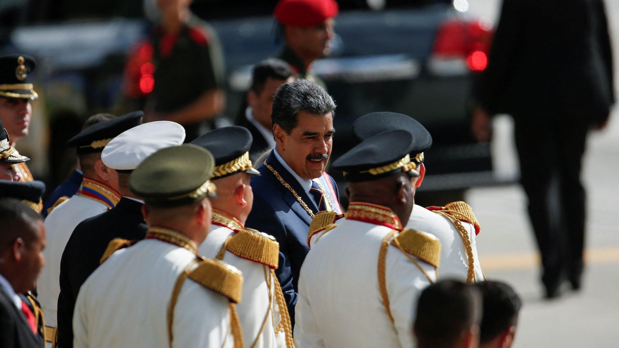 Poder, dinheiro e medo: como Maduro mantém apoio de militares na Venezuela