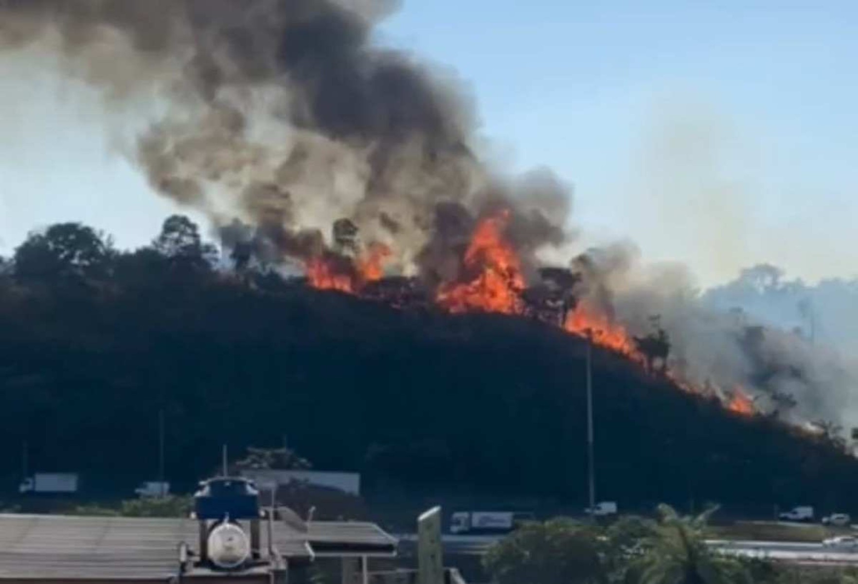 BH: após 3 horas, bombeiros controlam incêndio na marginal do Anel