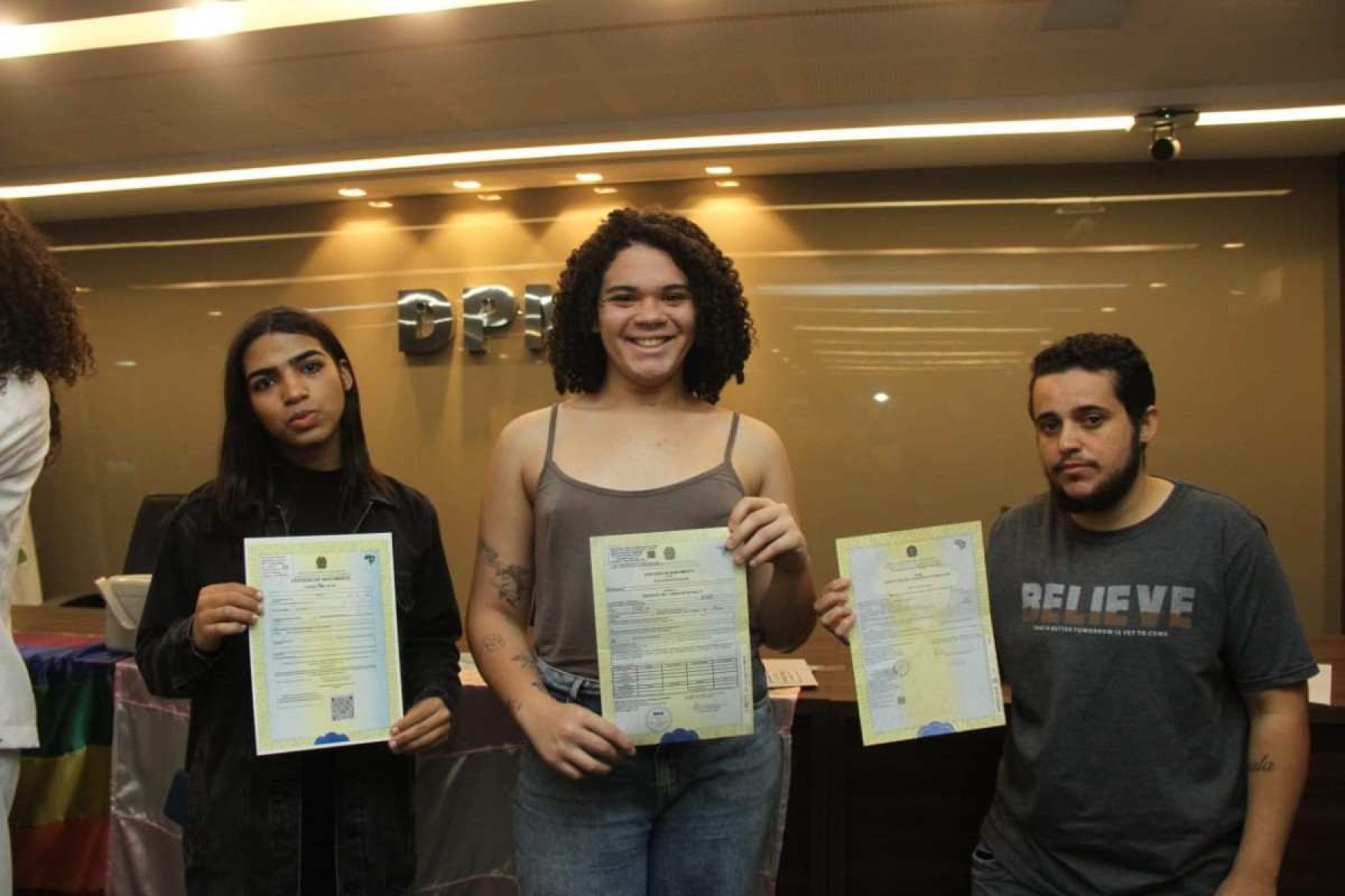 Pessoas trans celebram retificação de nome em Minas: ‘direito à vida’