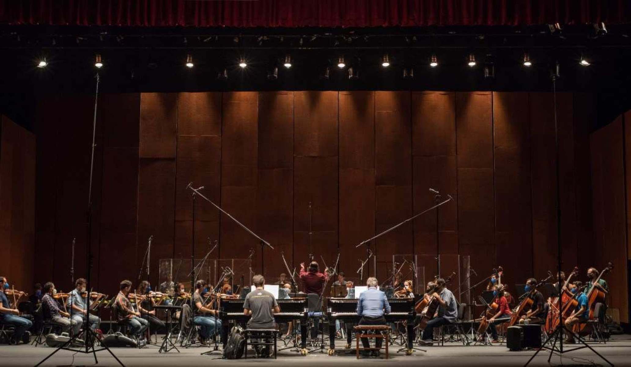 Orquestra Ouro Preto e os pianistas Cristian Budu e Gustavo Carvalho durante a gravação do "Concerto para dois pianos", de Mozart, no Palácio das Artes, em 2021