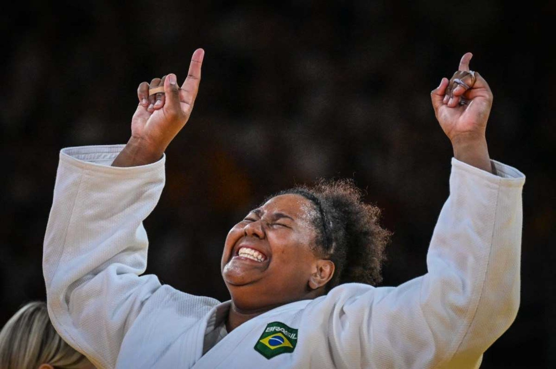 Bia Souza comemora medalha de ouro no judô em Paris 2024
