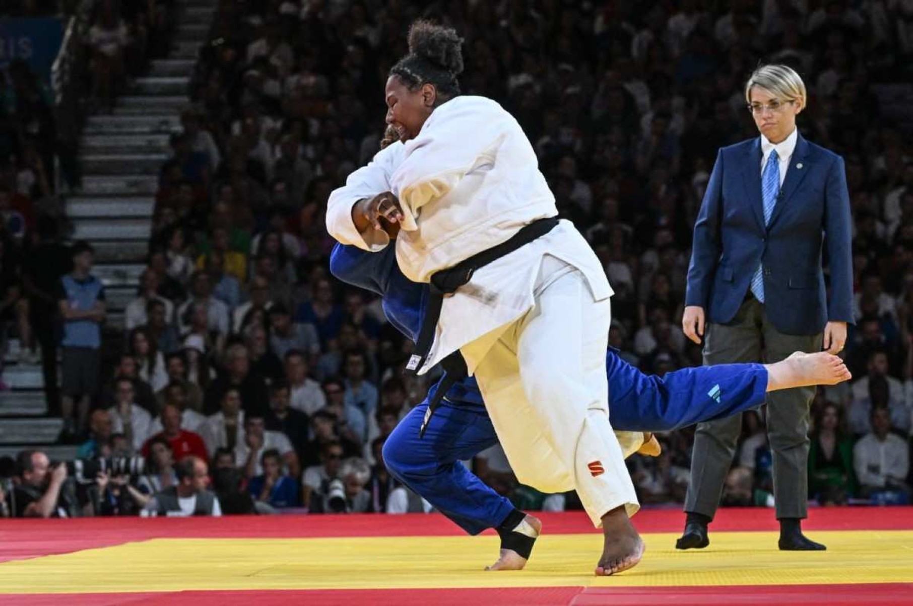Bia Souza comemora medalha de ouro no judô em Paris 2024
