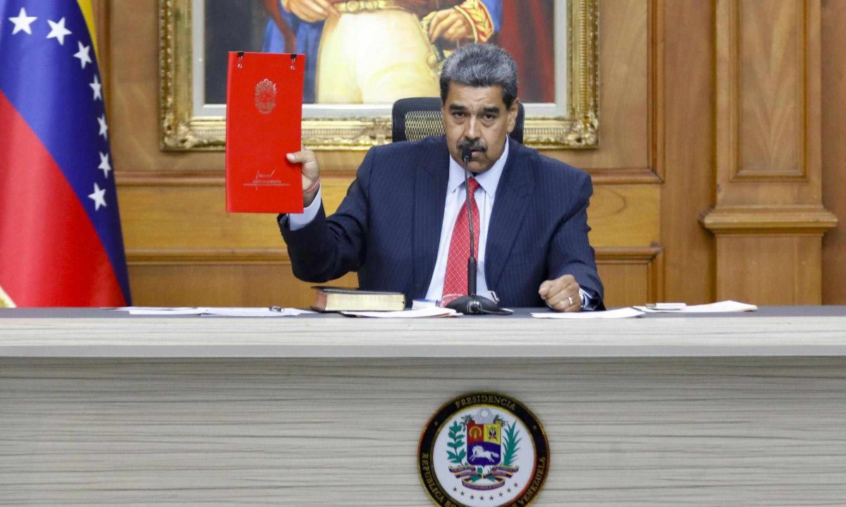 Maduro, ao lado do presidente do CNE, Elvis Amoroso, que proclamou sua vitória, mas é criticado por não ter divulgado as atas que a respaldam -  (crédito: Getty Images)