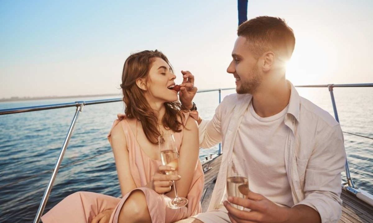 Segundo o estudo, quanto mais riqueza você tem, mais feliz você fica -  (crédito: FreePik)