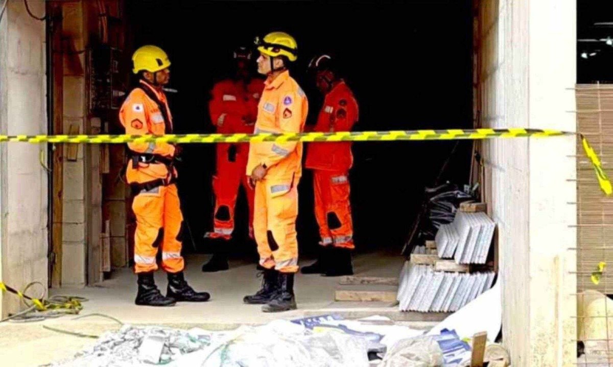 Bombeiros foram acionados para fazer o socorro à vítima, mas o trabalhador não resistiu aos ferimentos e morreu no local -  (crédito: TV Alterosa Leste)