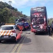 Carreta bate em ônibus de César Menotti e Fabiano em rodovia de MG - Redes sociais