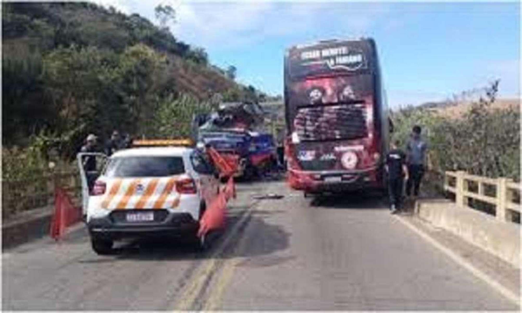 Carreta bate em ônibus de César Menotti e Fabiano em rodovia de MG