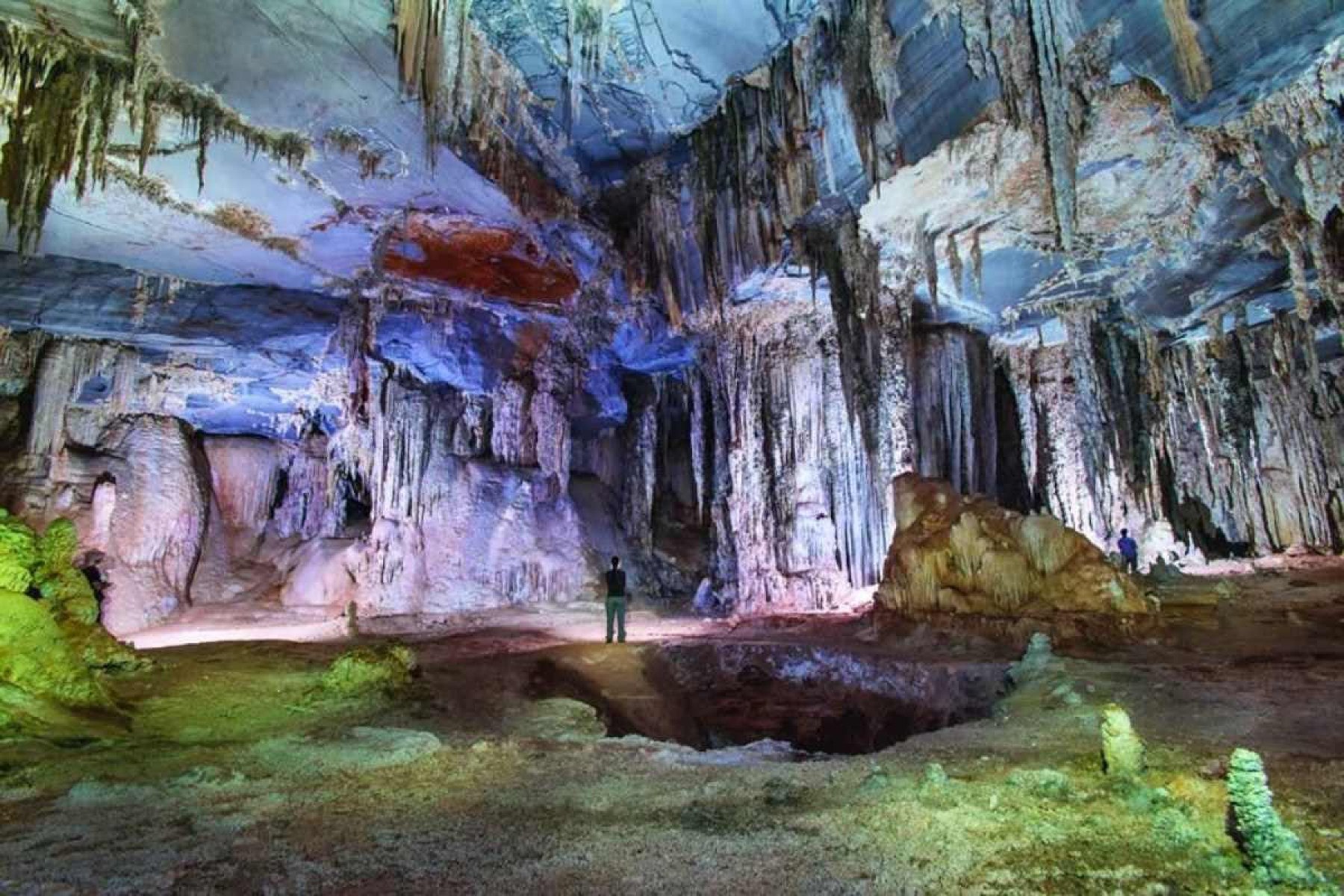 Cavernas são iluminadas e de fácil acesso ao visitantes 