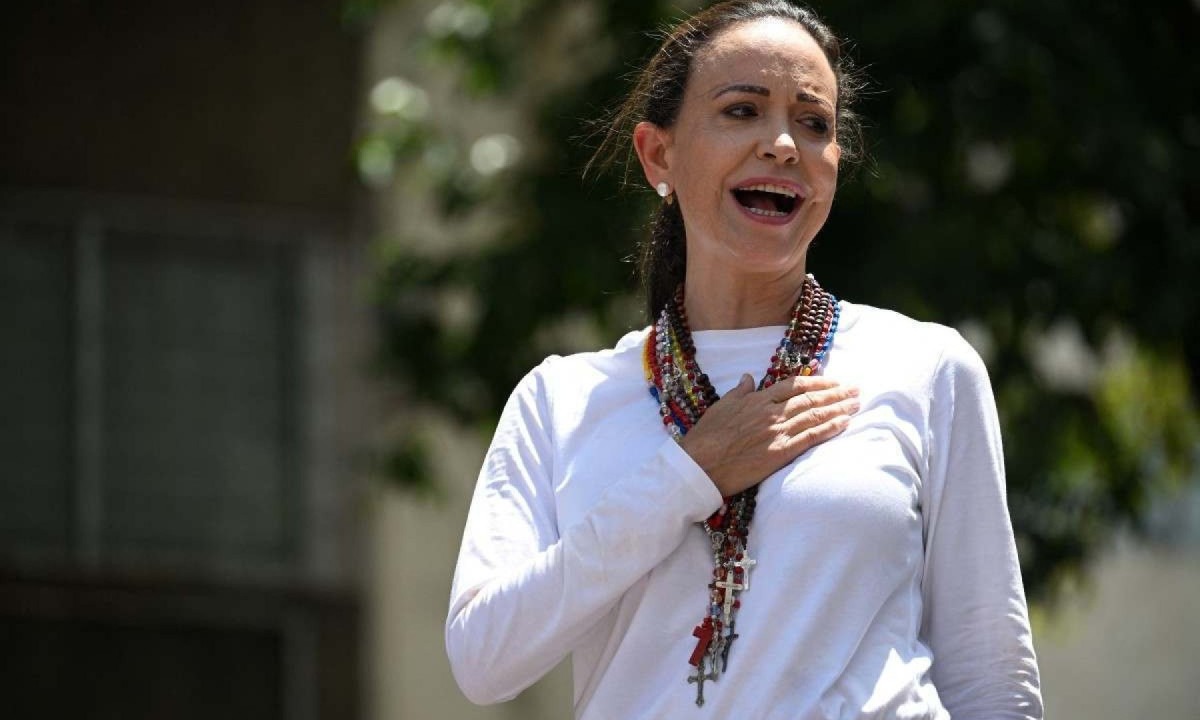  Venezuelan opposition leader Maria Corina Machado sings the national anthem during a demonstration to protest over the presidential election results, in Caracas on August 3, 2024. After spending several days in hiding, Venezuelan opposition leader Maria Corina Machado  attended a rally with thousands of demonstrators, accompanied by several opposition leaders but not her presidential candidate Edmundo Gonzalez Urrutia. (Photo by Federico PARRA / AFP)
       -  (crédito:  AFP)